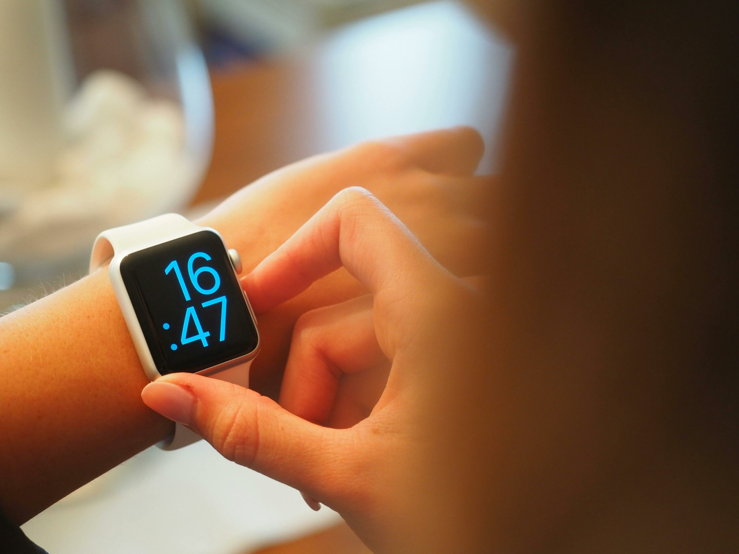 O teu pulso sob vigilância: será que um smartwatch pode revelar sintomas da doença de Huntington?